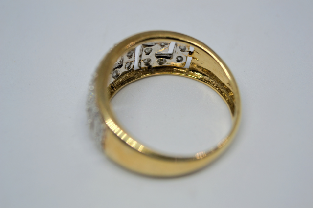 A 9ct Gold Diamond Dress Ring.