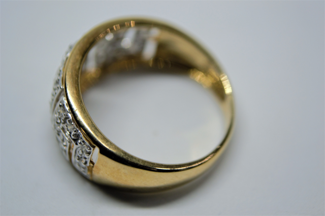 A 9ct Gold Diamond Dress Ring.