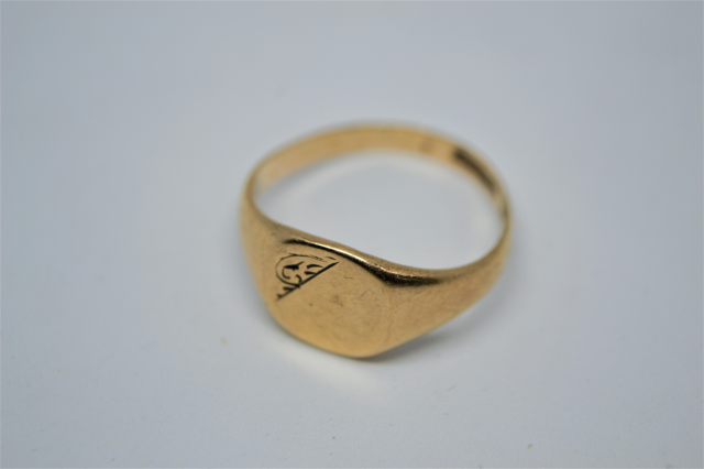 A 9ct Gold Signet Ring.