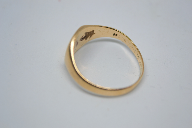 A 9ct Gold Signet Ring.