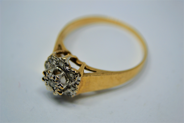 A 9ct Gold Diamond Cluster Ring.