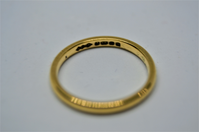 An 18ct Wedding Band Ring.