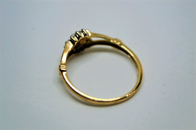 A 9ct Gold Diamond Ring.