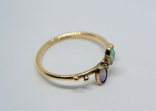 A 9ct Gold Cross-Over Opal Ring. 