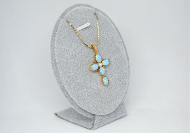 A Yellow Metal Necklace and 9ct Synthetic Opal Pendant.