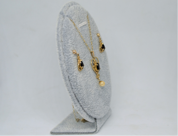 A Set Of 9ct Gold Garnet And Cultured Pearl Necklace With Matching Earrings.