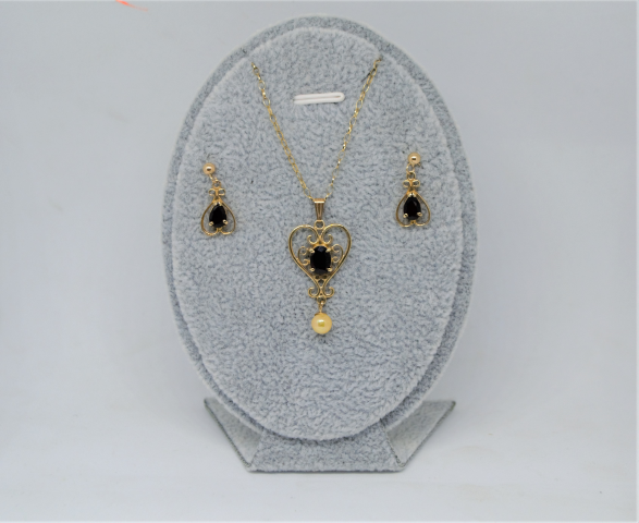 A Set of 9ct Gold Garnet and Cultured Pearl Necklace With Matching Earrings.
