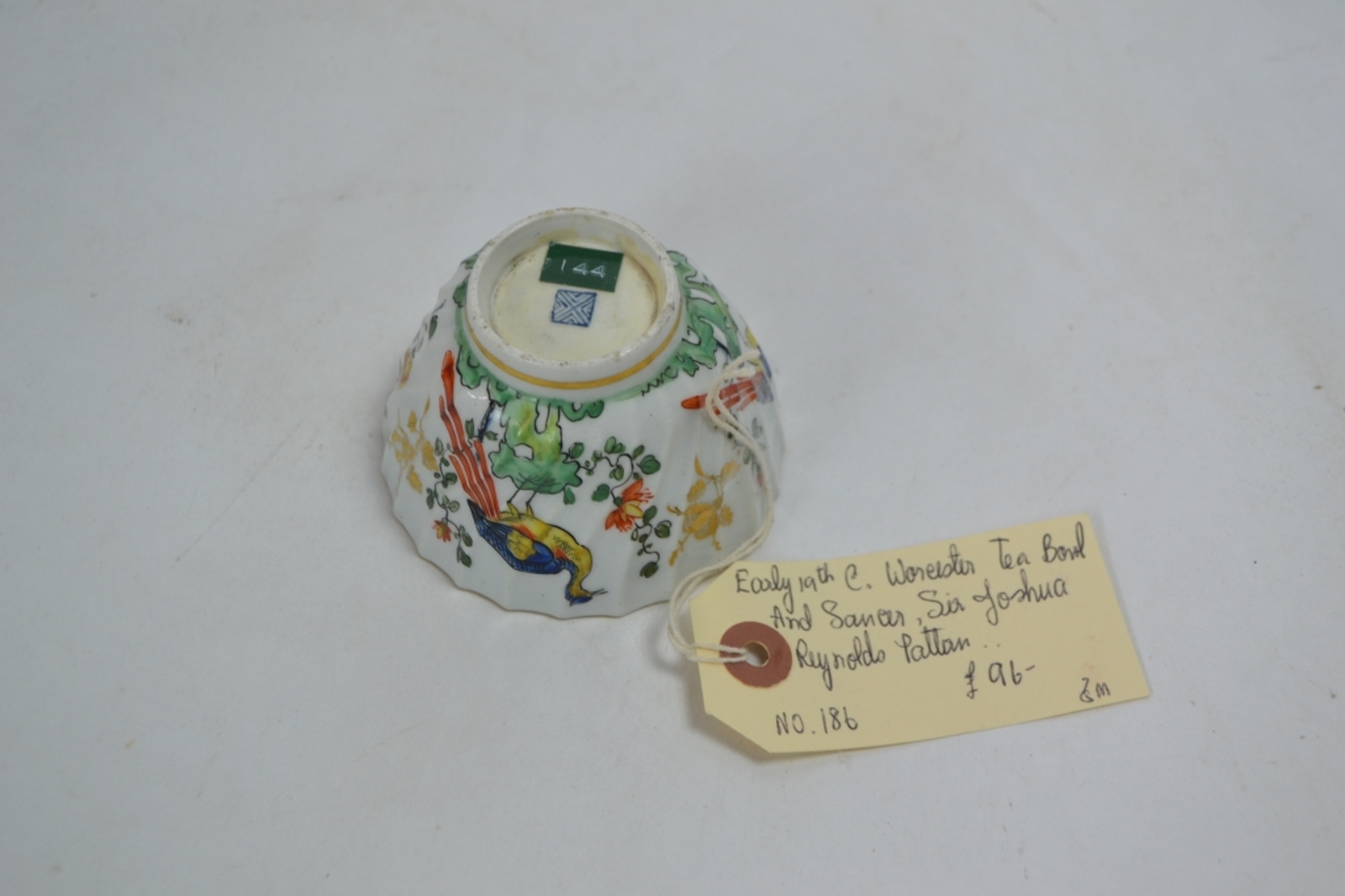 A Early 19th Century Worcestershire Teabowl Decorated in the Joshua Reynolds Pattern.
