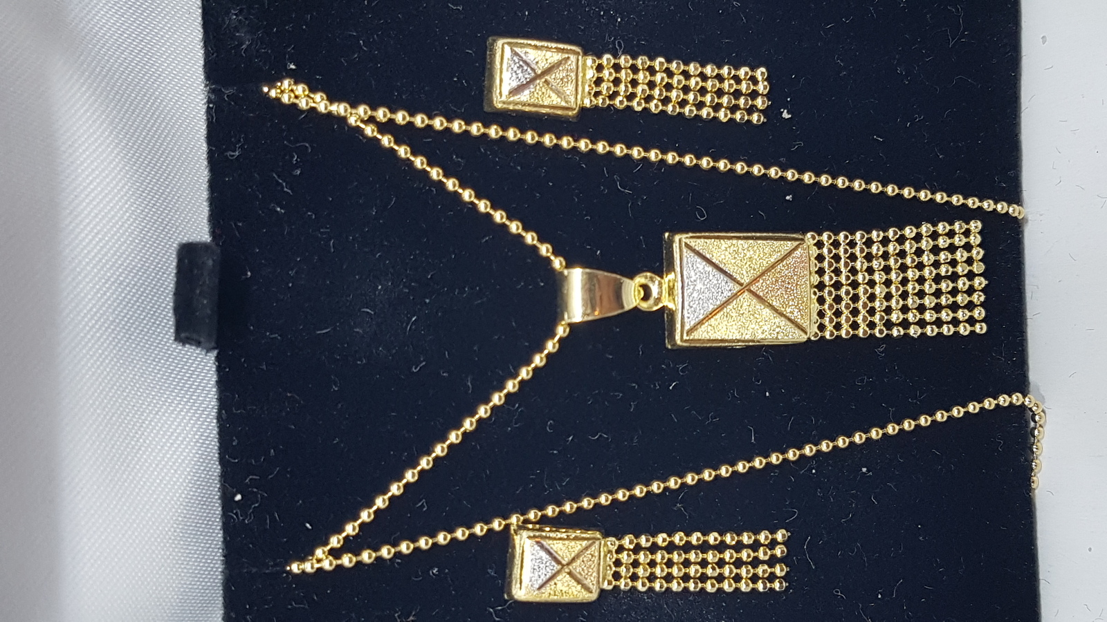 A Set Of 18 ct Tri-Coloured Necklace And Matching Earrings