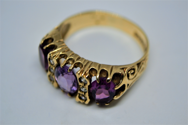 A 9ct Gold Ring With 3 Stone Amethyst.
